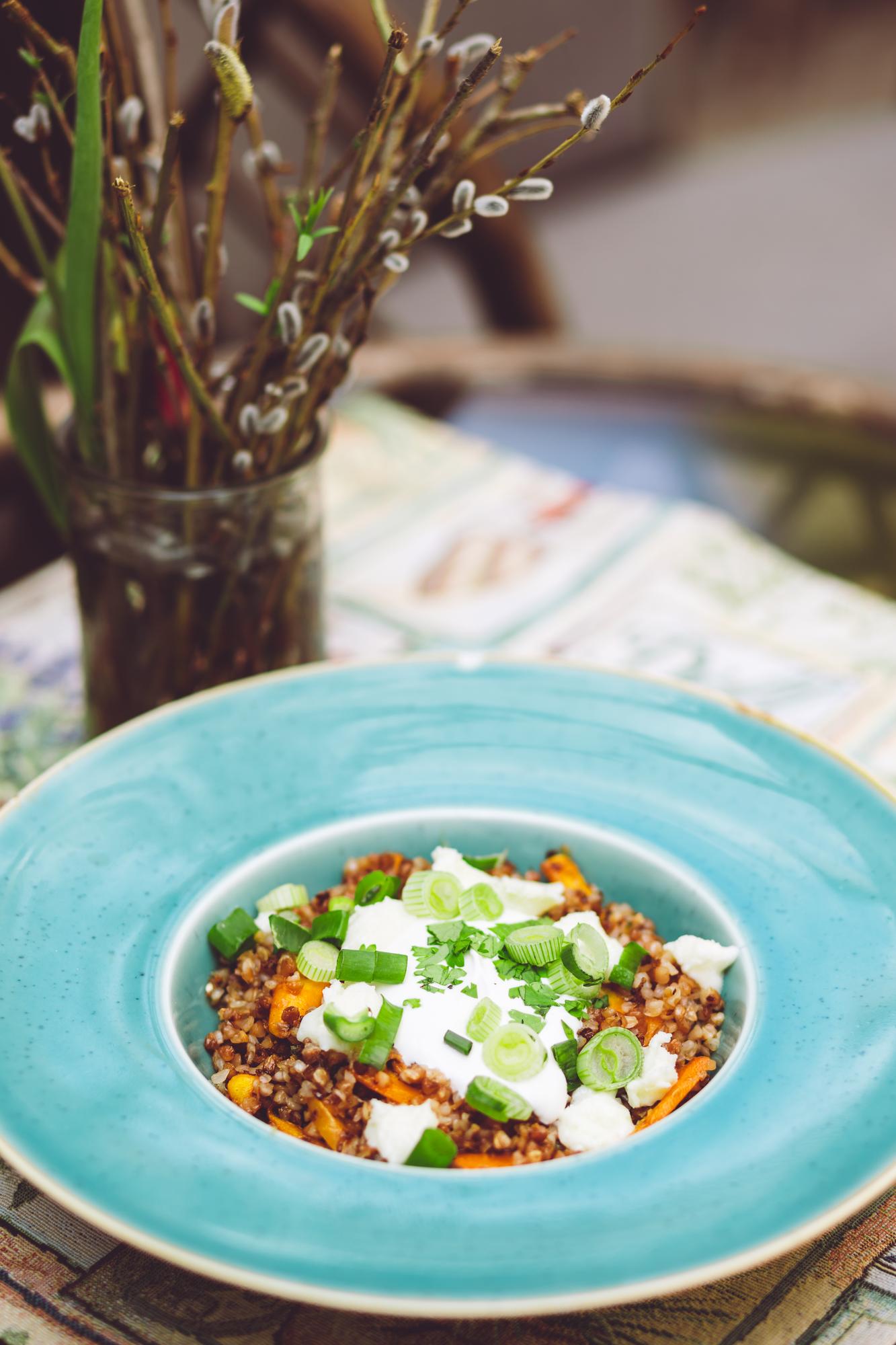 Talerz z kolorowym risotto i ziołami